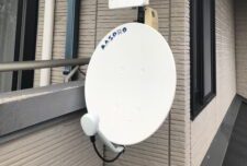 壁面に平面アンテナとBSアンテナを取付てみました。