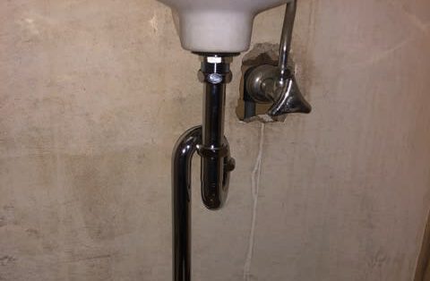 手洗いの配管が水漏れで使えない